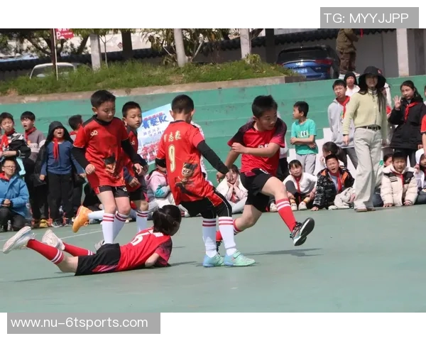平凡少年因足球广告意外成名踏上追逐绿茵梦想的球星之路
